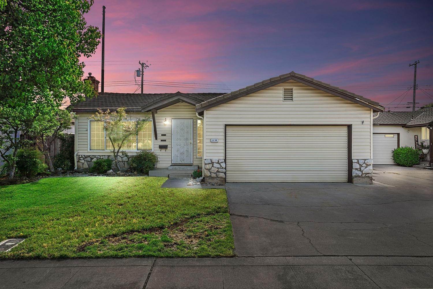 Single Family Homes for Active at 1138 Glenhurst Drive Lodi, California 95240 United States
