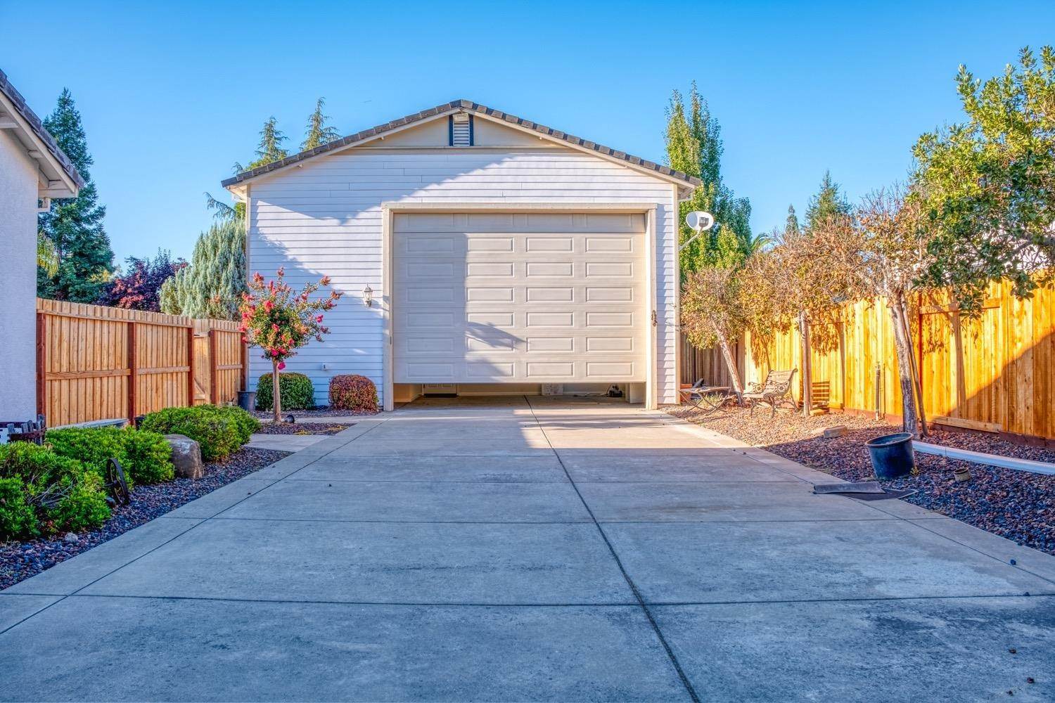 12. Single Family Homes por un Venta en 9739 Silvertrail Lane Elk Grove, California 95624 Estados Unidos