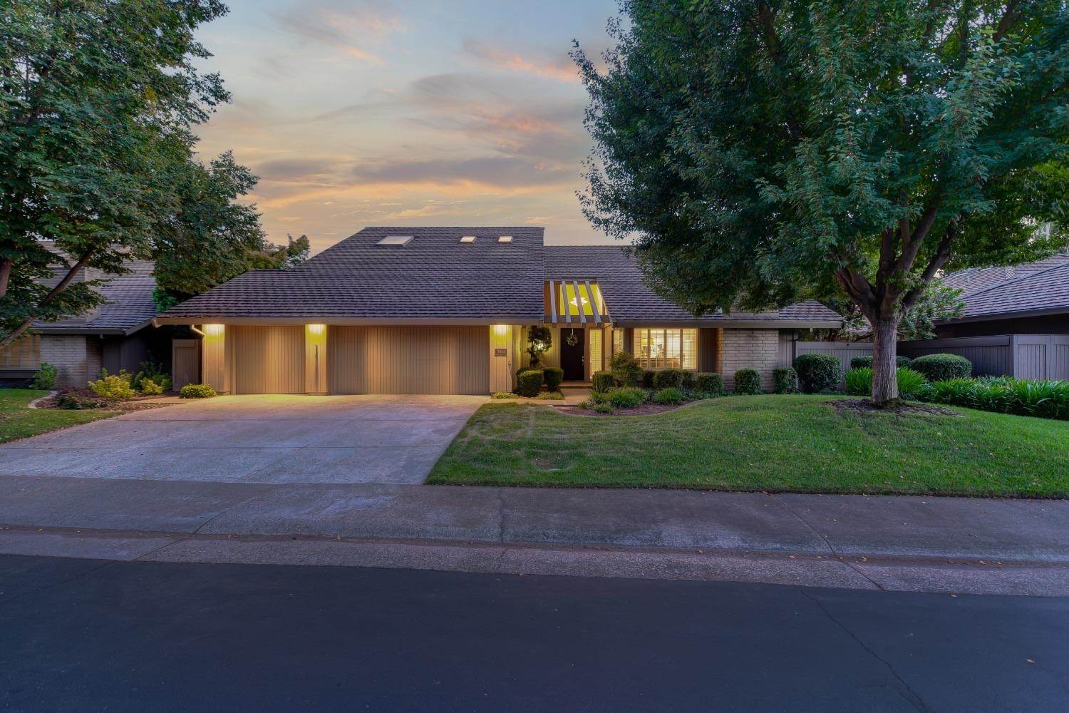 Single Family Homes for Active at 11583 Forty Niner Circle Gold River, California 95670 United States