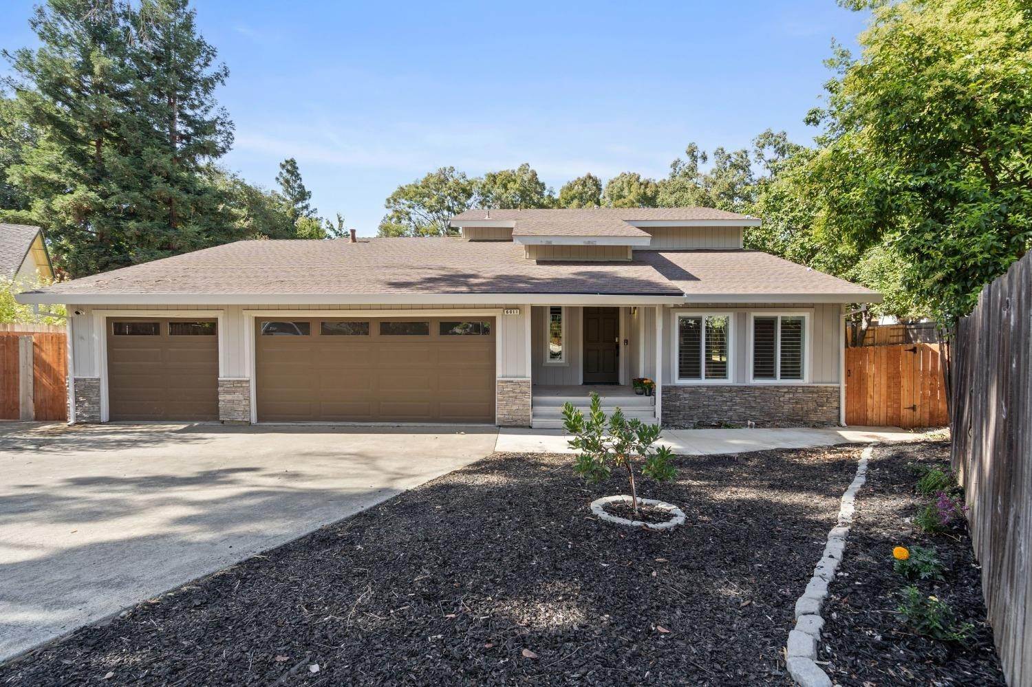 Single Family Homes 为 销售 在 6011 Tall Brave Court Citrus Heights, 加利福尼亚州 95621 美国