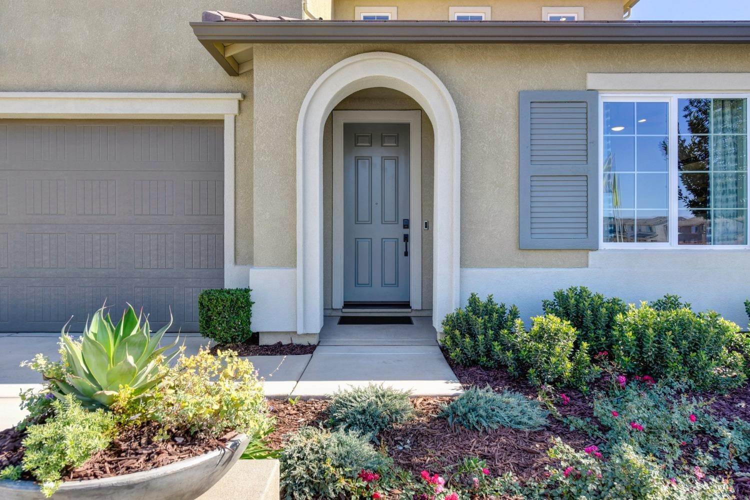 6. Single Family Homes for Active at 2168 Milky Way Circle Roseville, California 95747 United States
