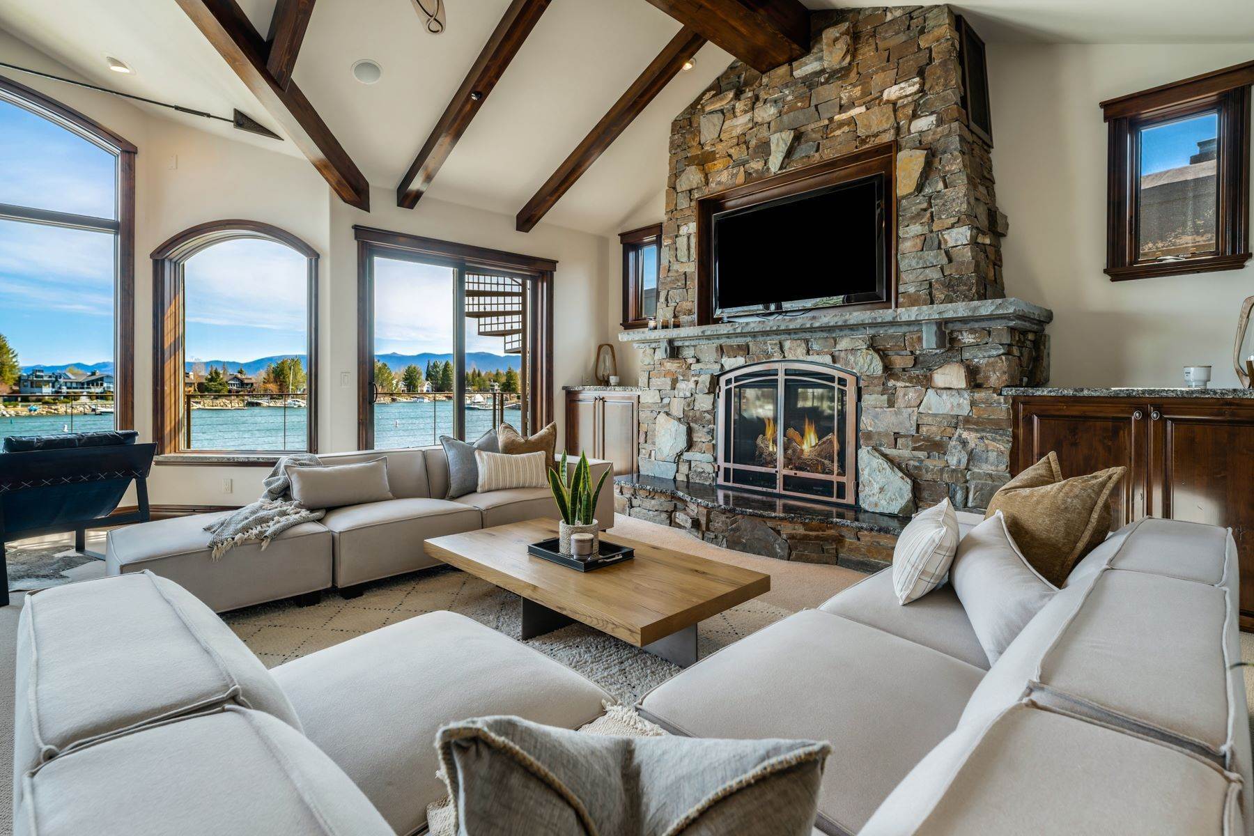 19. Single Family Homes for Active at Lake House Luxe 2045 Aloha Dr South Lake Tahoe, California 96150 United States