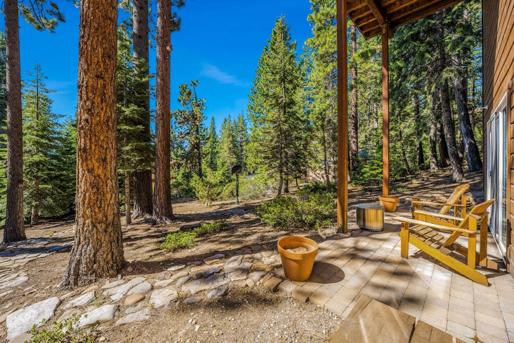 37. Single Family Homes for Active at Stunning North Lake Tahoe Chalet 4150 Robert Avenue Carnelian Bay, California 96140 United States