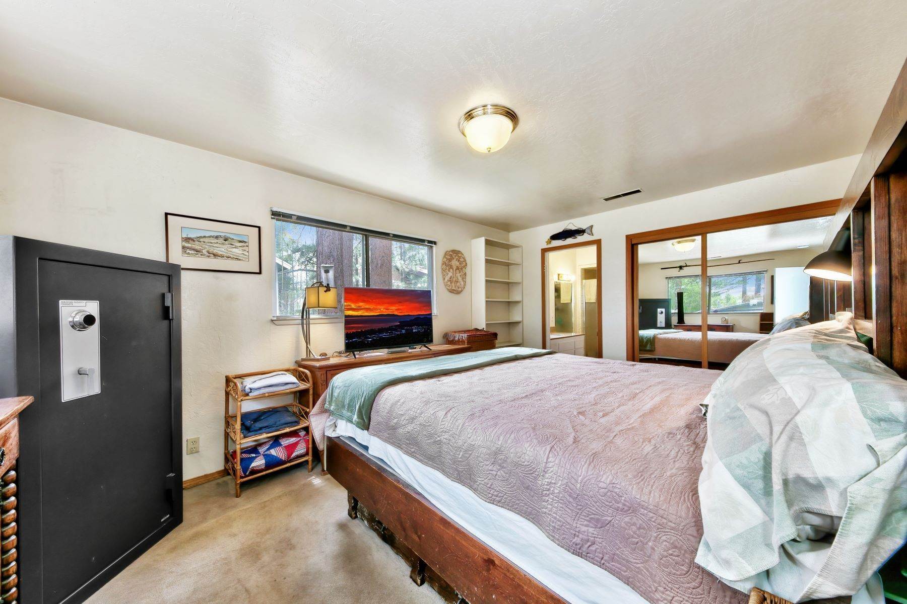 11. Single Family Homes for Active at Cozy in Tahoe 2280 Helen Ave South Lake Tahoe, California 96150 United States