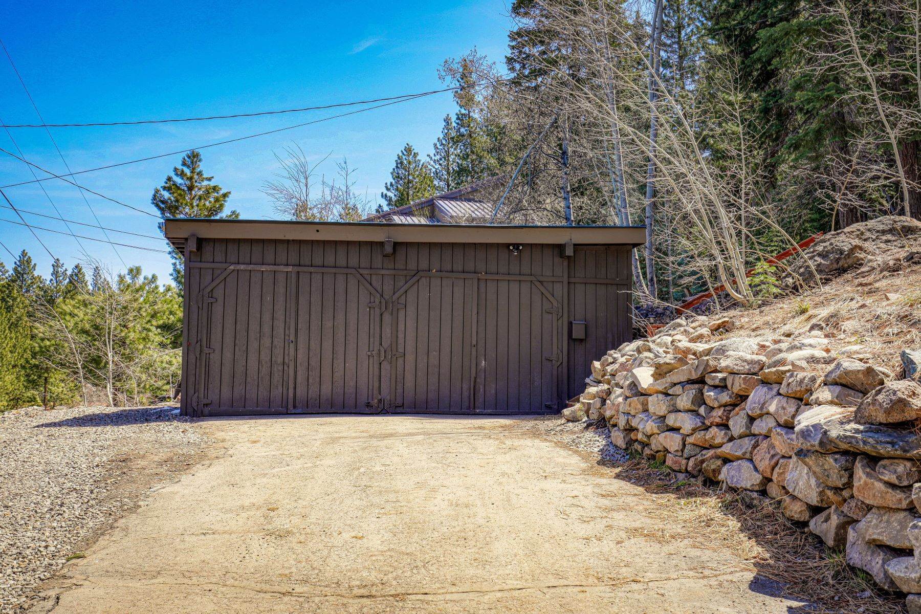 21. Single Family Homes for Active at Great Views and Value in Glenshire 15587 Donnington Lane Truckee, California 96161 United States
