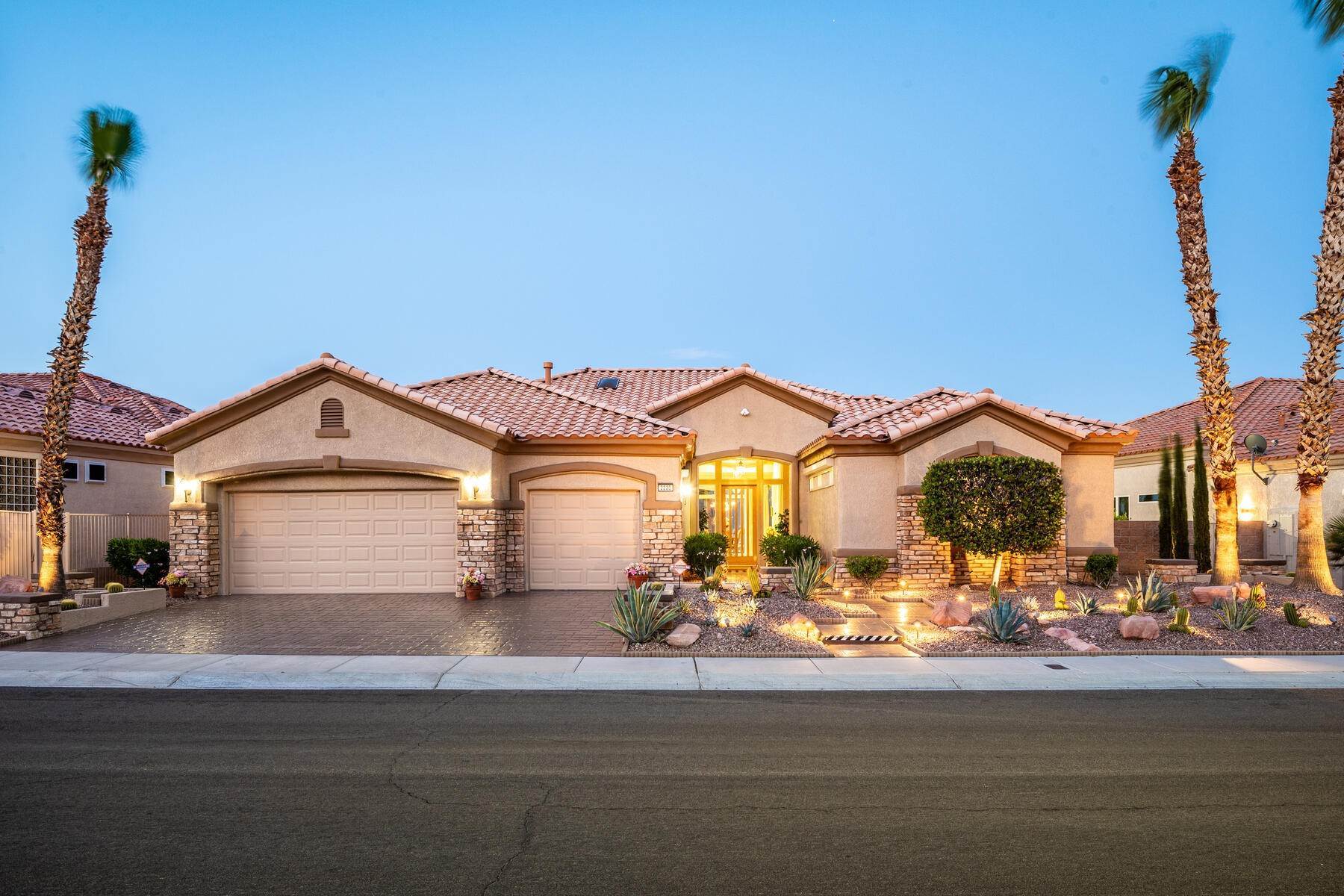 Single Family Homes por un Venta en 2220 Hot Oak Ridge Street Las Vegas, Nevada 89134 Estados Unidos