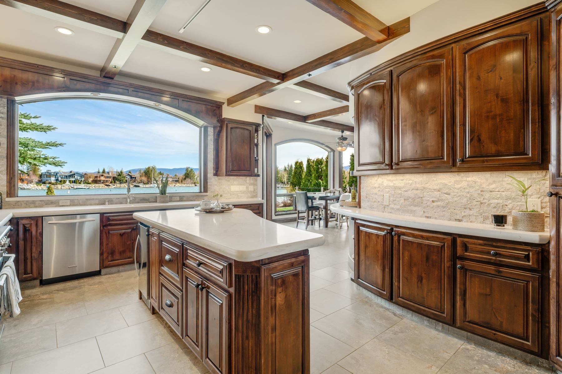 6. Single Family Homes for Active at Lake House Luxe 2045 Aloha Dr South Lake Tahoe, California 96150 United States