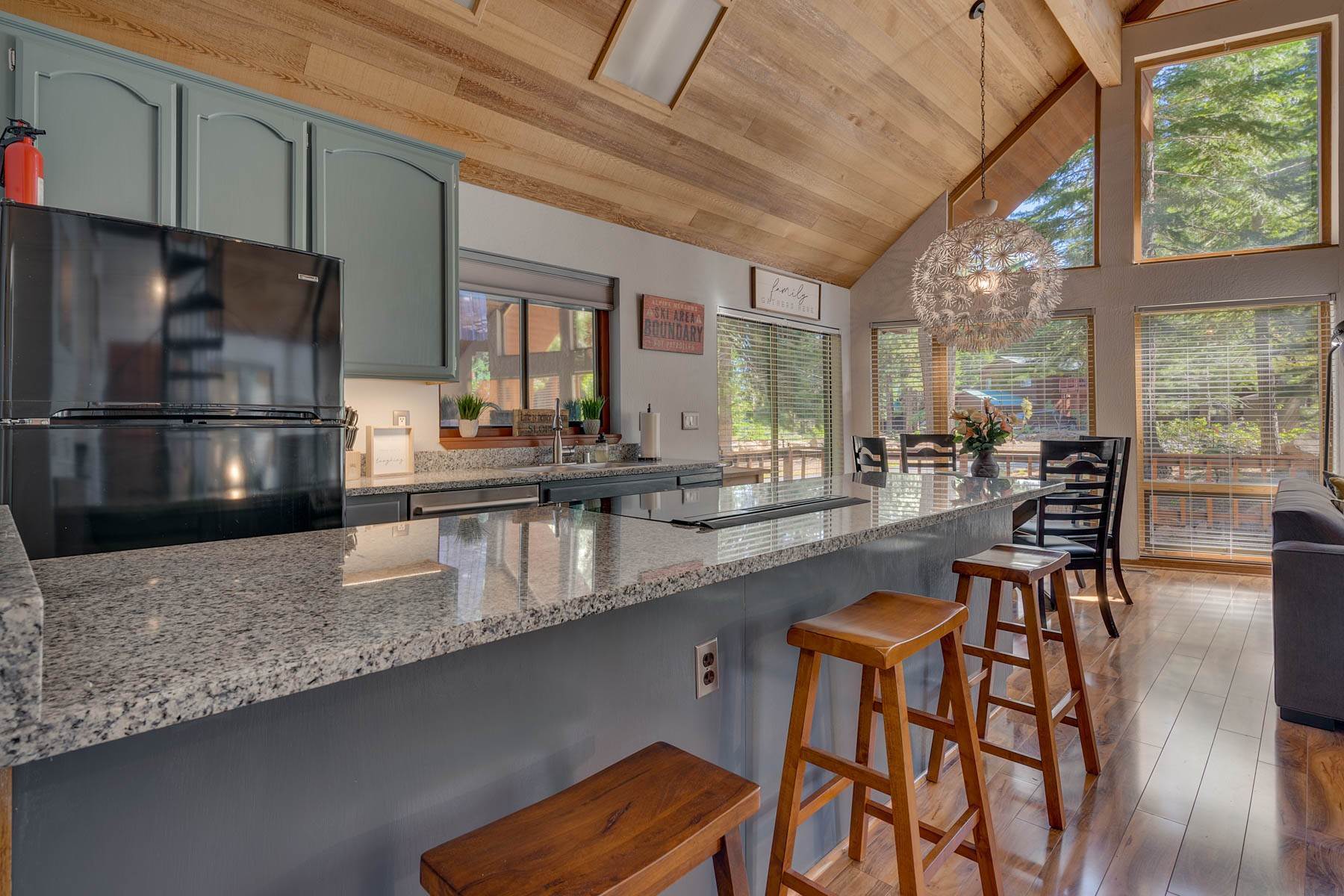 7. Single Family Homes for Active at Cozy Contemporary Cabin 13554 Hansel Ave Truckee, California 96161 United States