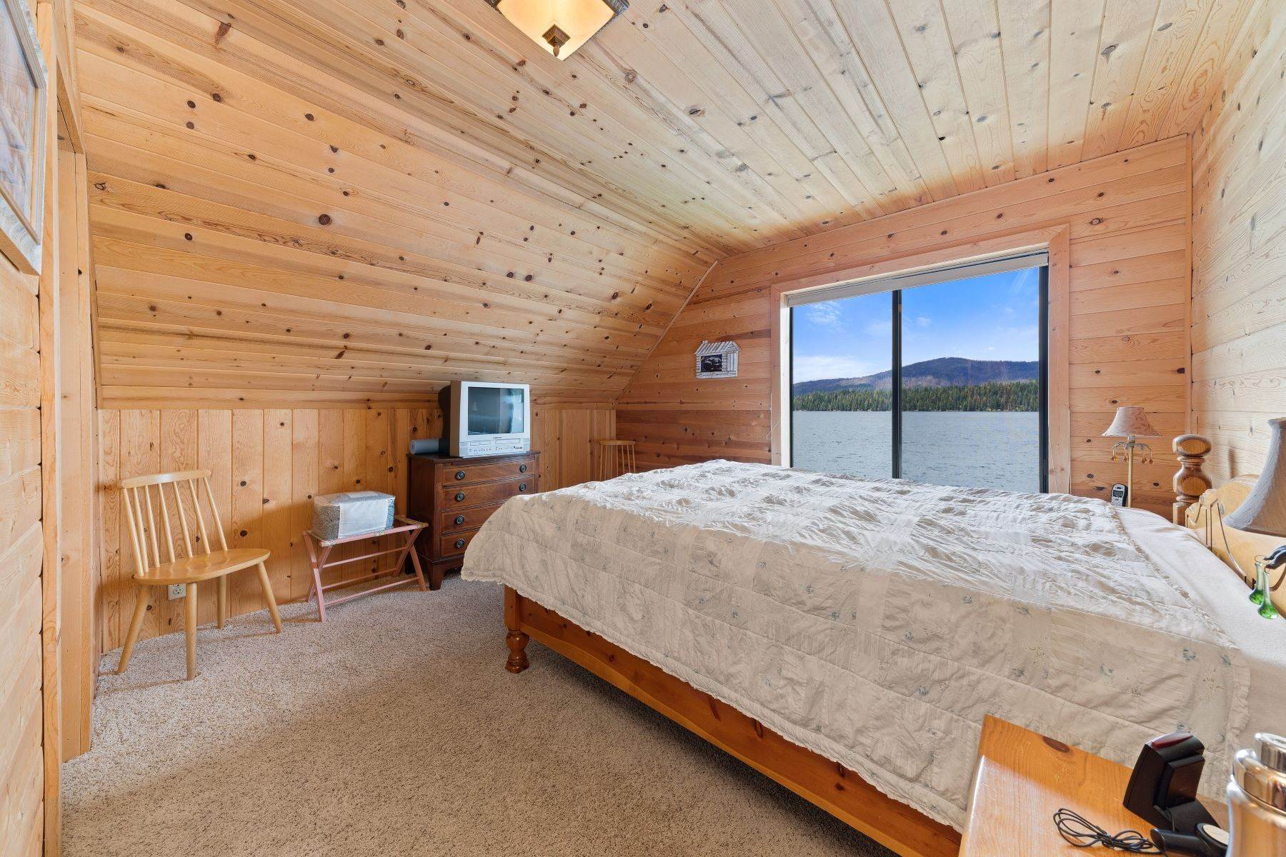 13. Single Family Homes for Active at Lakefront Cabin Retreat 16265 Bucks Lake Rd Quincy, California 95971 United States