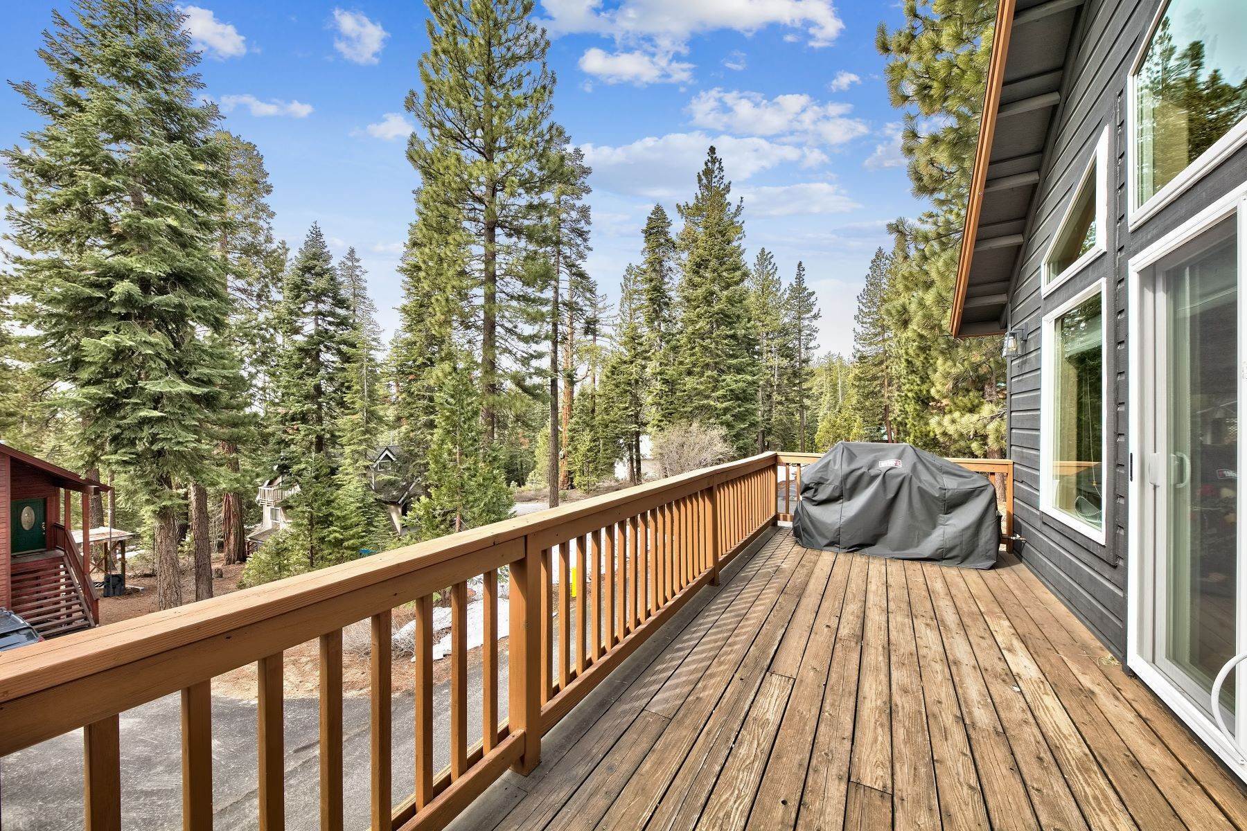 18. Single Family Homes for Active at Tahoe Vista Charmer 7051 Allenby Way Tahoe Vista, California 96148 United States