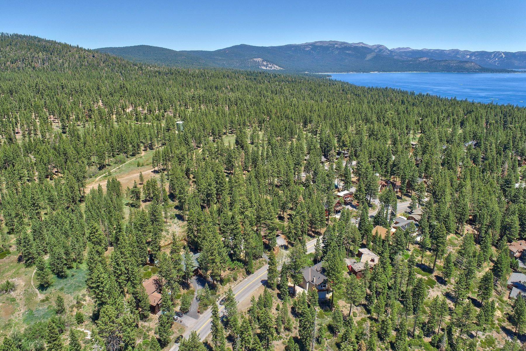 27. Single Family Homes for Active at Lake View Tahoe City Home 3045 Polaris Rd Tahoe City, California 96145 United States