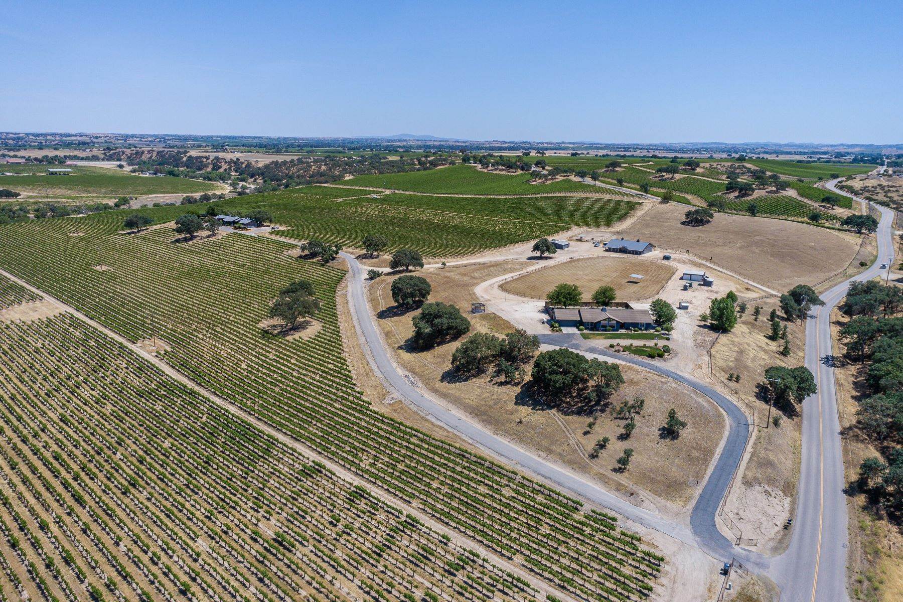 50. Single Family Homes 为 销售 在 Paso Robles Wine Country Estate 7790 Airport Road Paso Robles, 加利福尼亚州 93446 美国