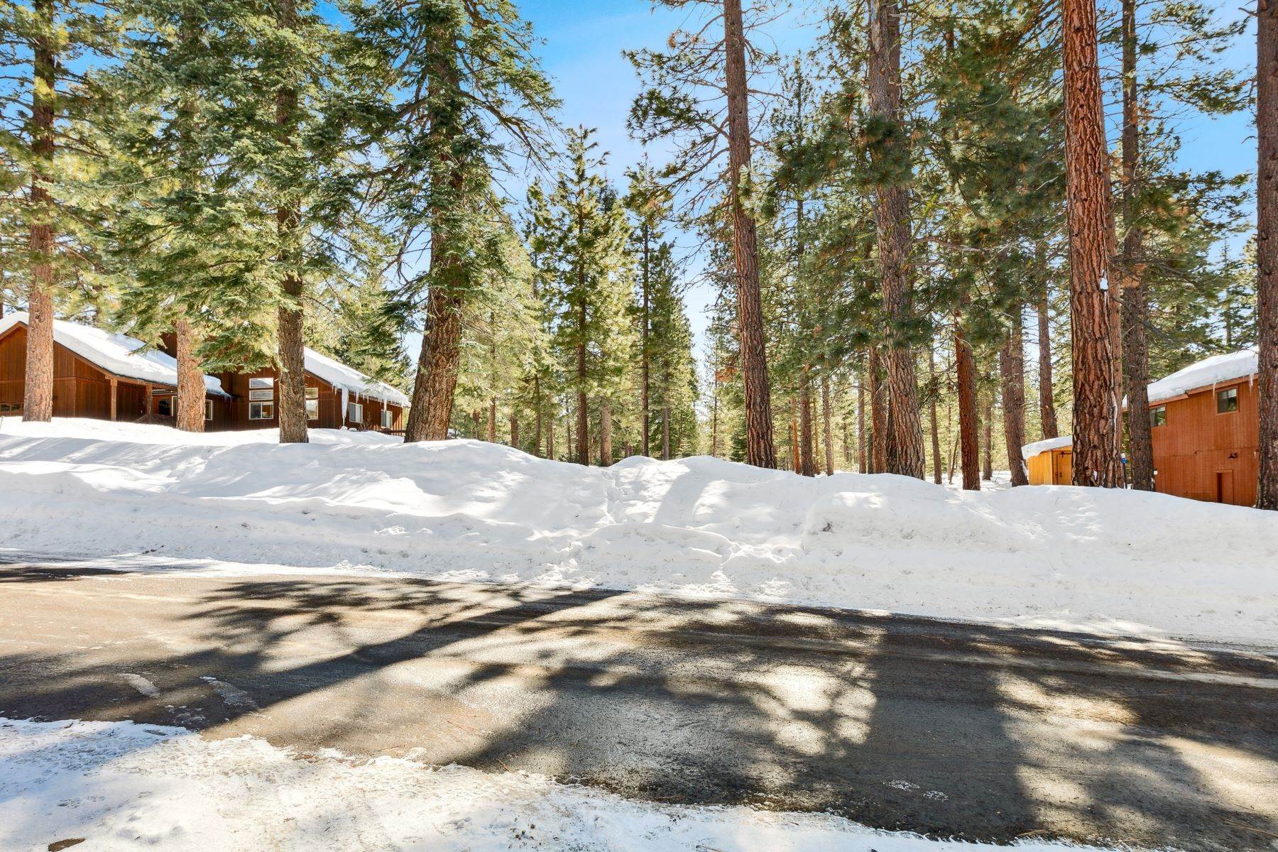 2. Land for Active at Gorgeous forested lot 14853 Cavalier Rise Truckee, California 96161 United States