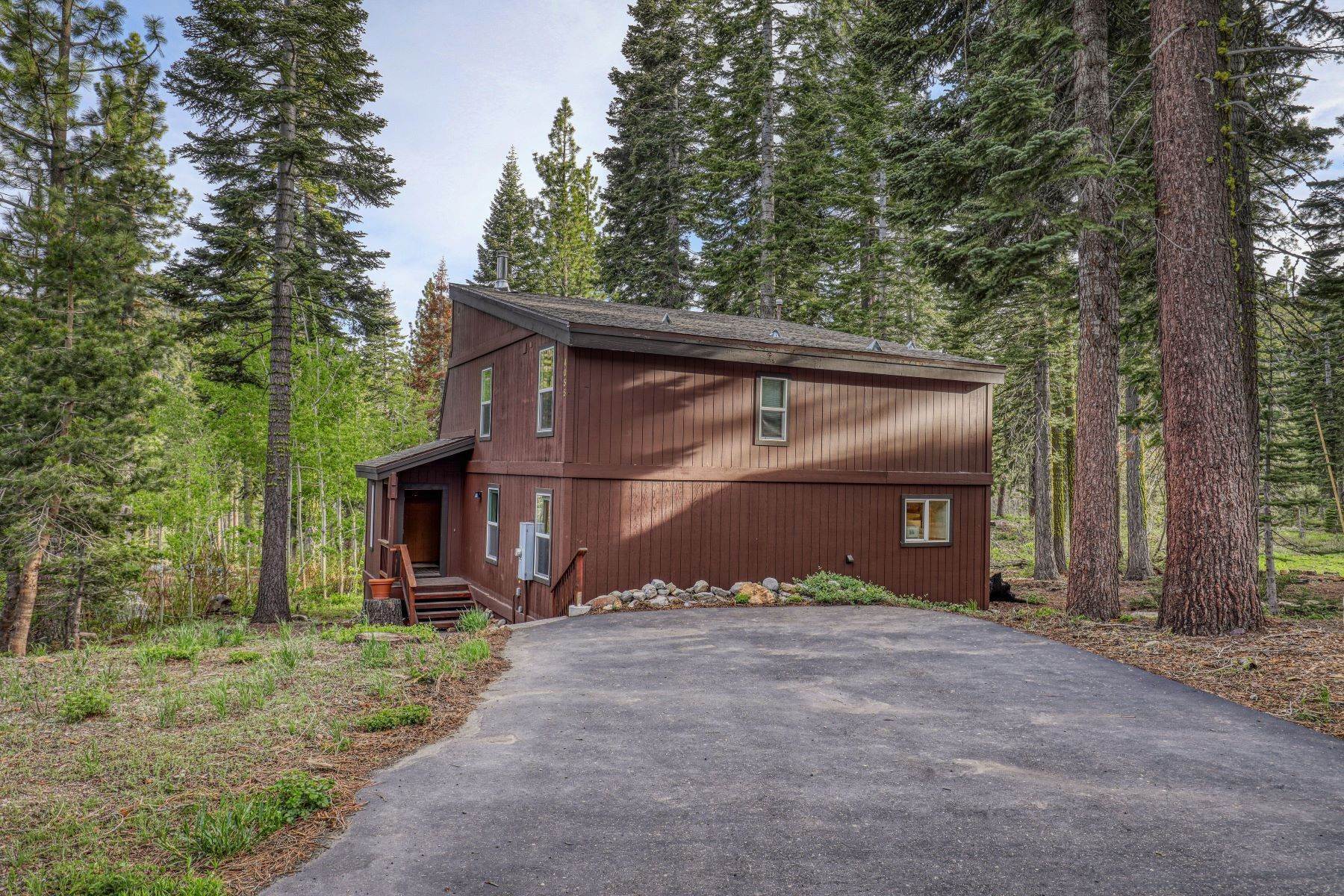 27. Single Family Homes for Active at Quiet Wooded Setting in Alpine Peaks 4055 Courchevel Rd Tahoe City, California 96145 United States