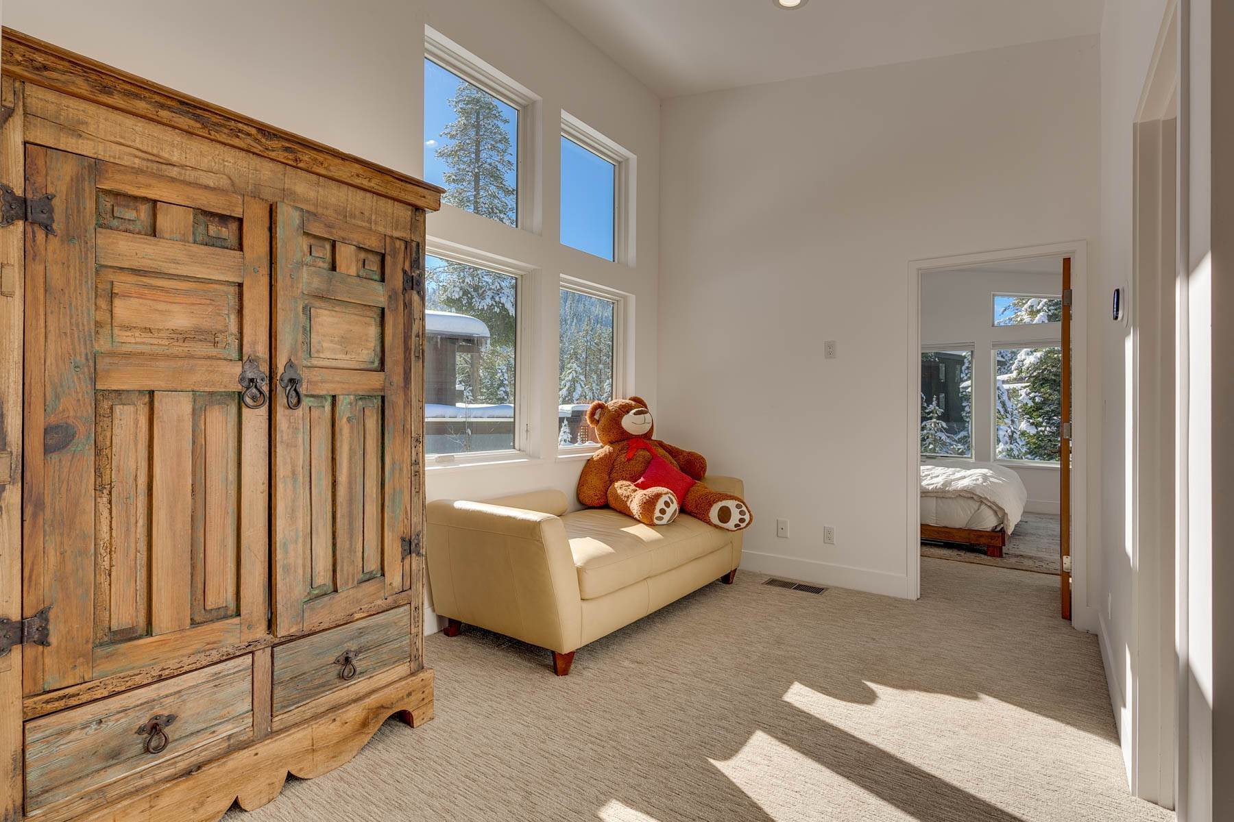 17. Single Family Homes for Active at 120 Smiley Circle, Olympic Valley 120 Smiley Circle Olympic Valley, California 96146 United States