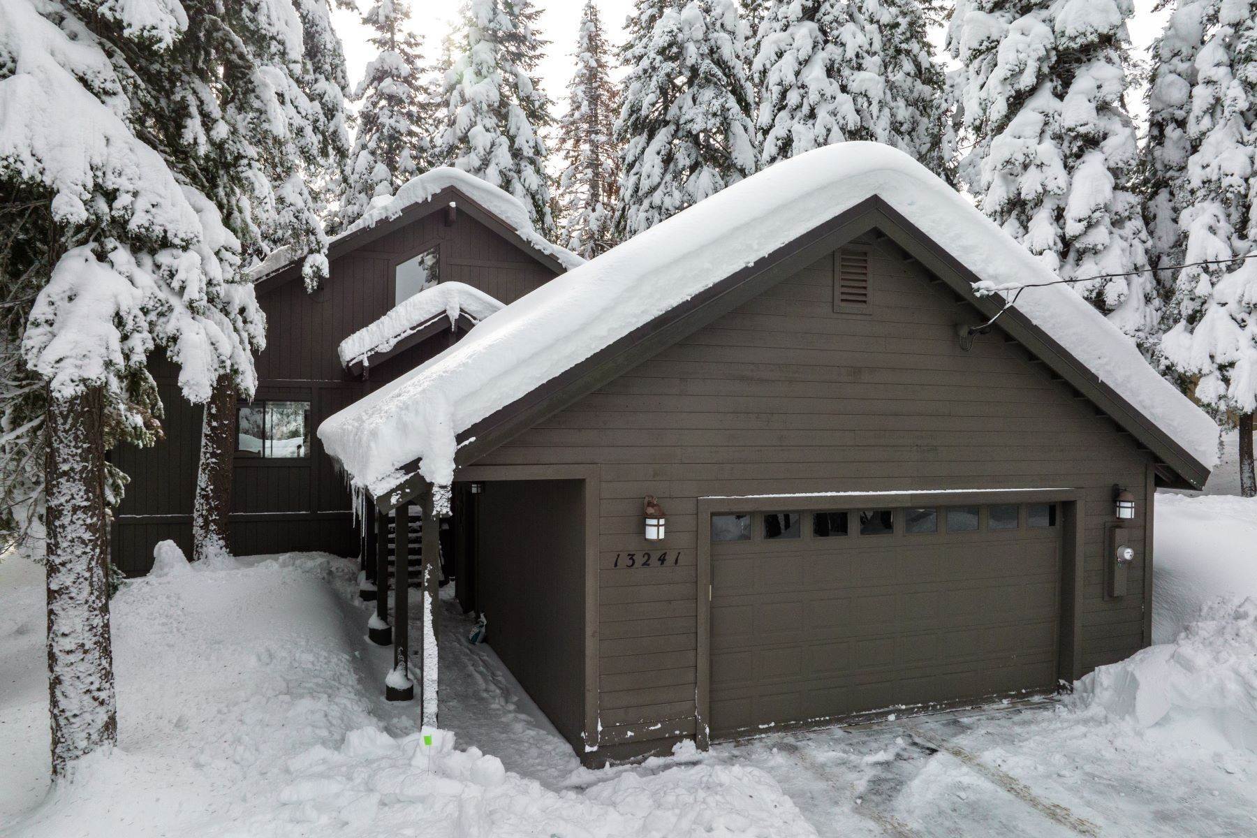 24. Single Family Homes for Active at Rustic Modern Tahoe Donner Home 13241 Davos Drive Truckee, California 96161 United States