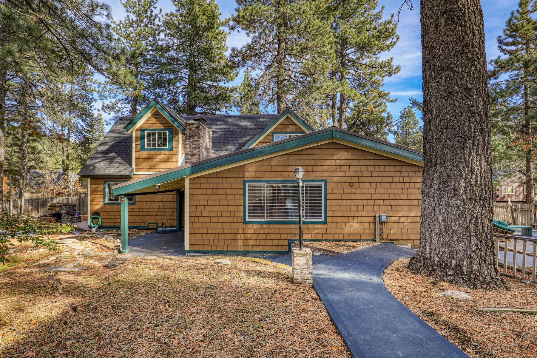 2. Single Family Homes for Active at Charming historic home in the Gateway Subdivision of Truckee 10115 Vista Ave Truckee, California 96161 United States