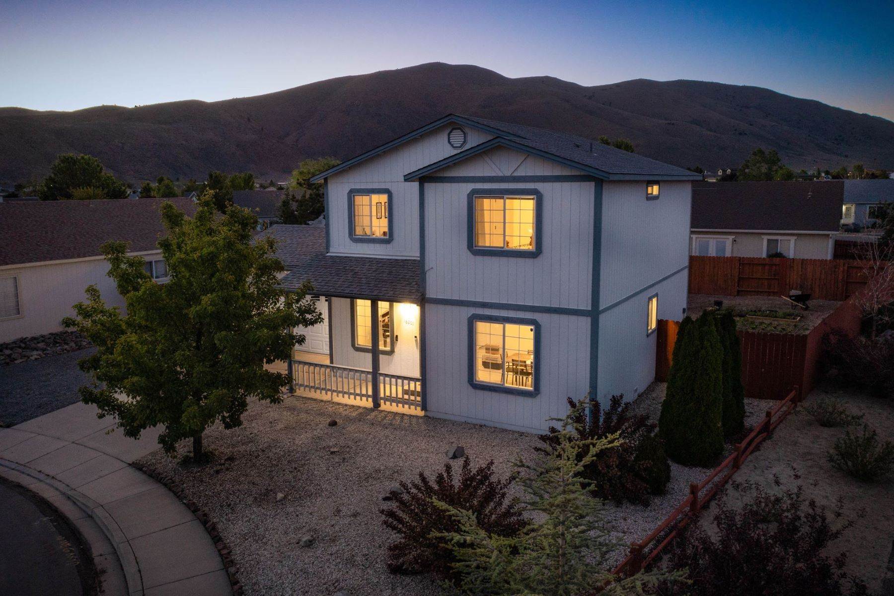 30. Single Family Homes for Active at Upgraded Home with Panoramic Views 18201 Silverleaf Ct Reno, Nevada 89508 United States