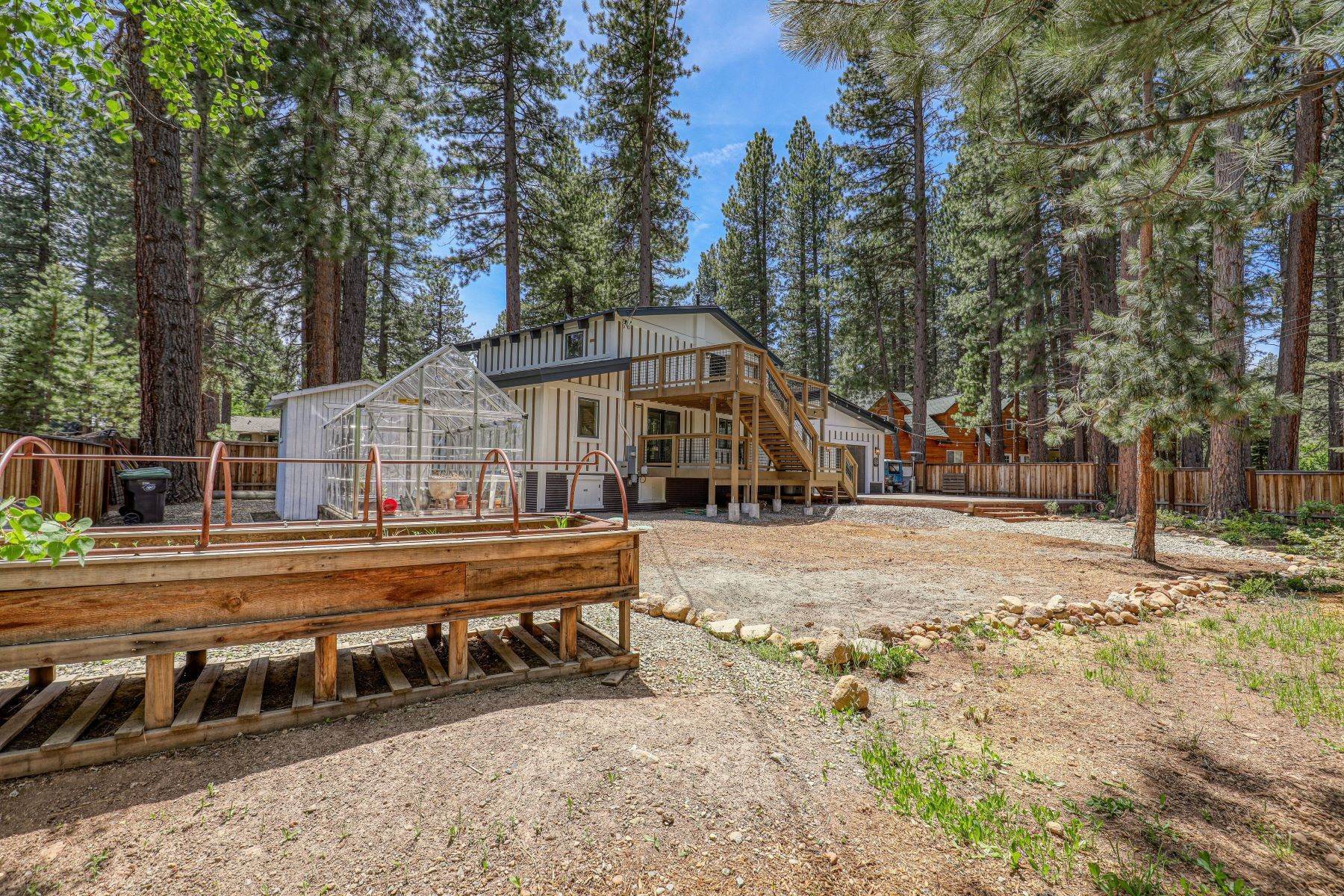 6. Single Family Homes for Active at 10836 Torrey Pines Road, Truckee, CA 96161 10836 Torrey Pines Road Truckee, California 96161 United States