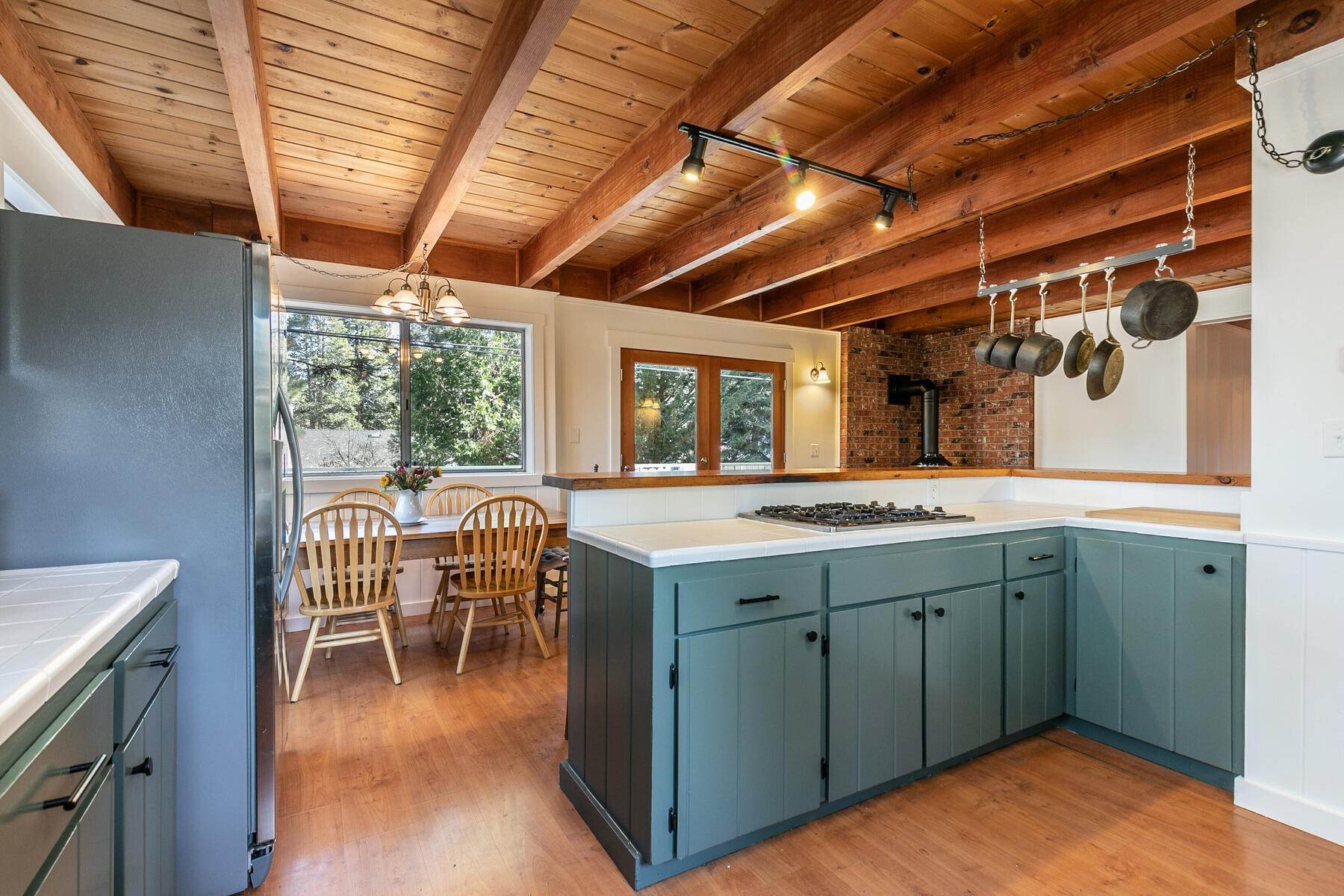 8. Single Family Homes for Active at Charming historic home in the Gateway Subdivision of Truckee 10115 Vista Ave Truckee, California 96161 United States