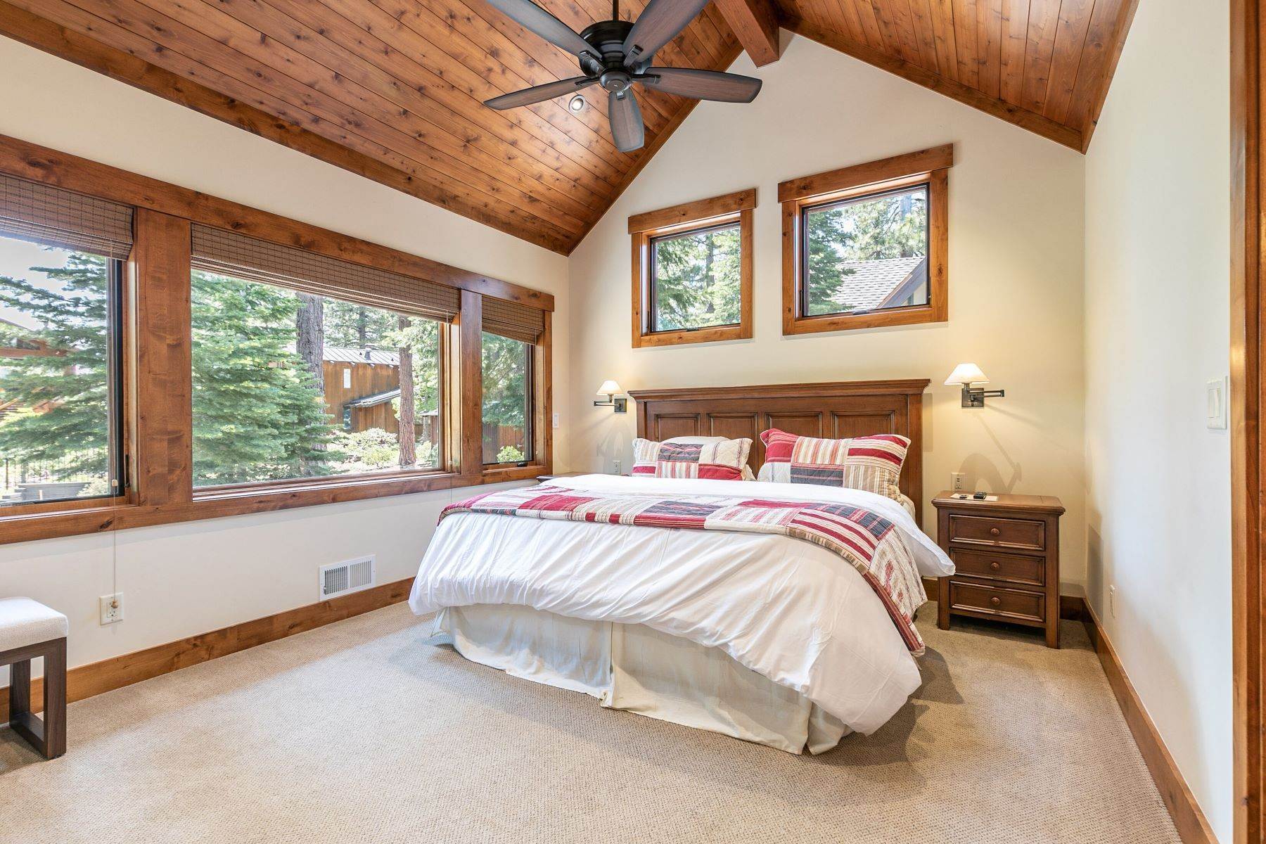 19. Single Family Homes for Active at Newer Dollar Point Home at Lake Tahoe 164 Roundridge Road Tahoe City, California 96145 United States