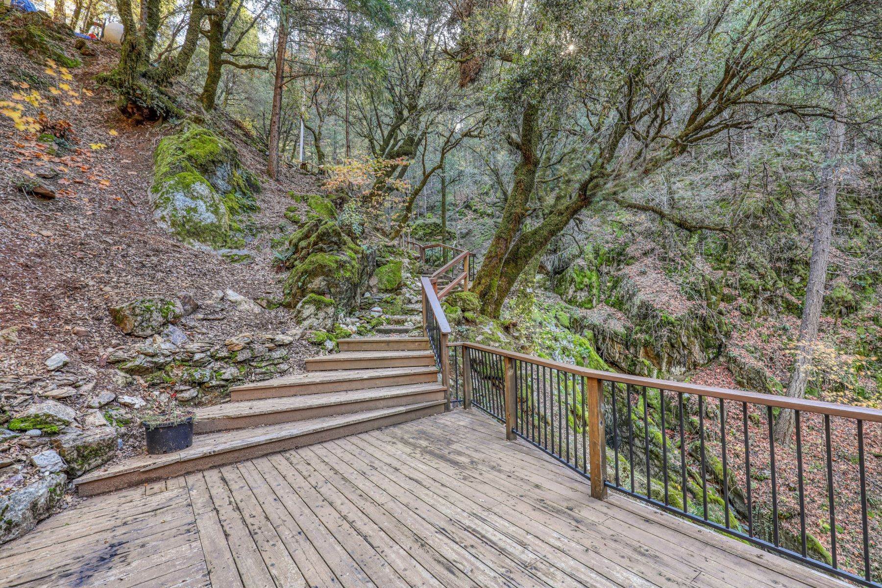 16. Single Family Homes for Active at Enchanting Forest Hideaway 32055 Bear River Road Dutch Flat, California 95714 United States