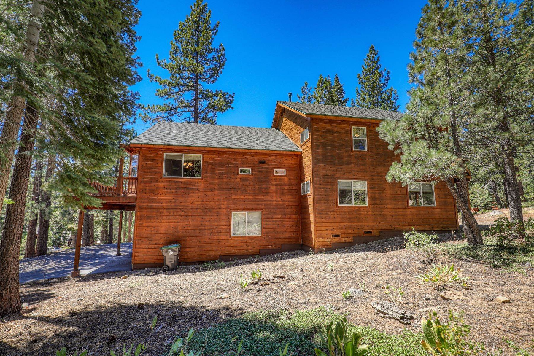 8. Single Family Homes for Active at Bright and Open Floor Plan 12150 Bennett Flat Rd Truckee, California 96161 United States