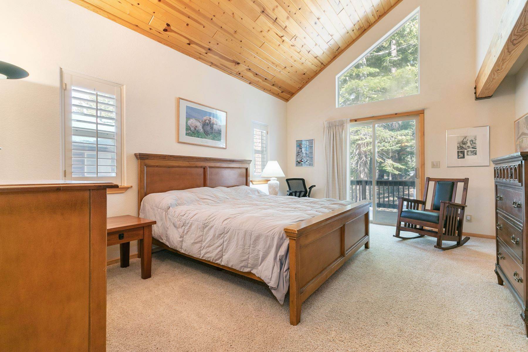 15. Single Family Homes for Active at Tranquil Mountain Retreat 12337 Saint Bernard Dr Truckee, California 96161 United States