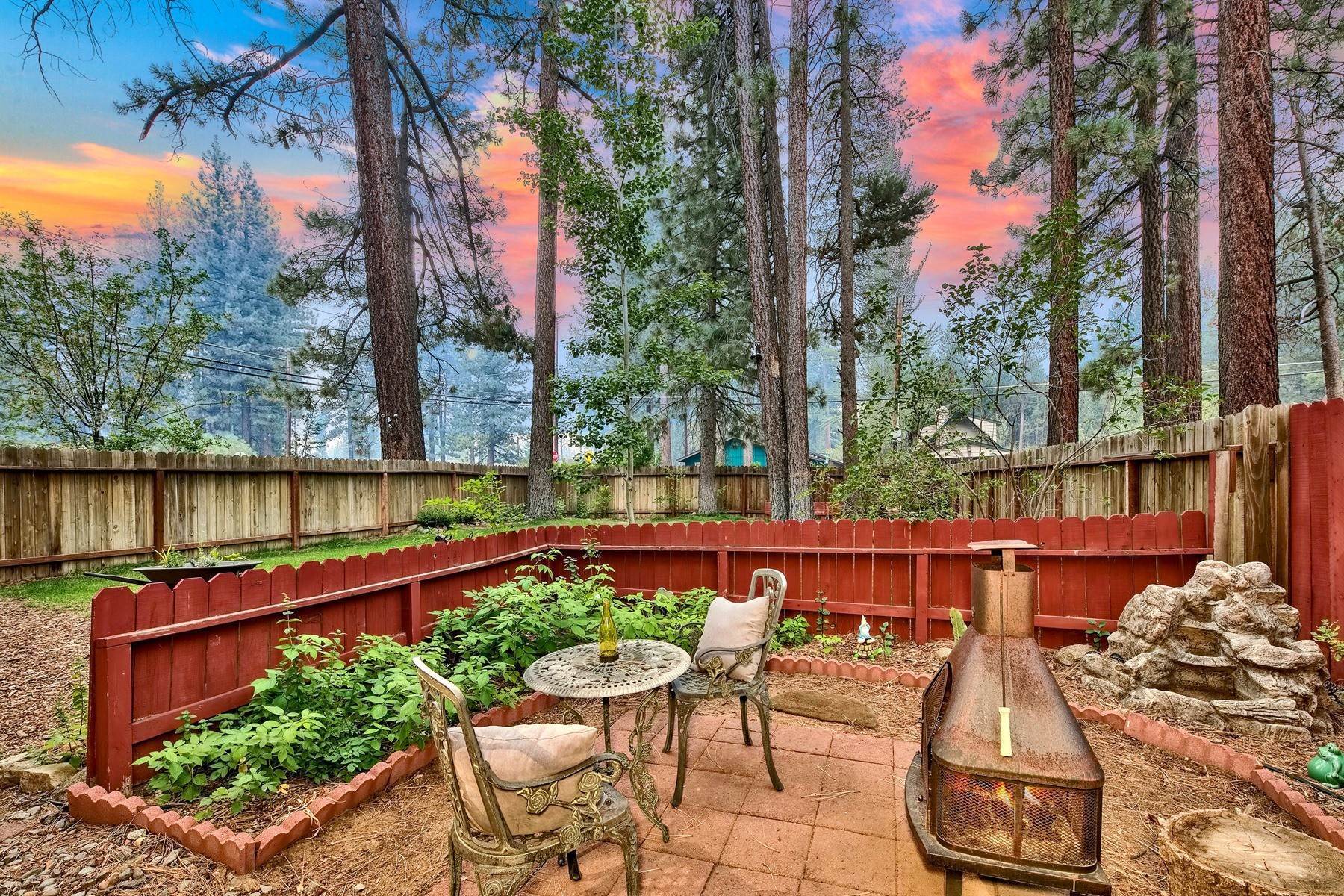4. Single Family Homes for Active at Inviting Tahoe Home on Large Lot 2181 Washington Ave South Lake Tahoe, California 96150 United States