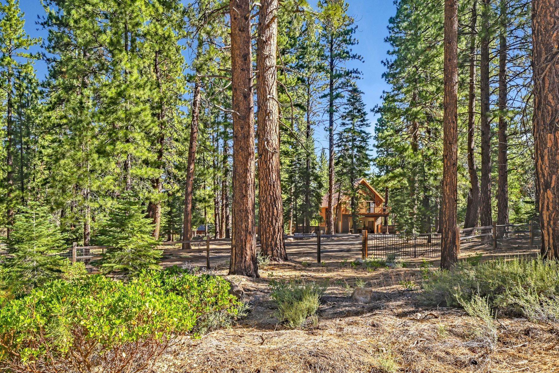 16. Single Family Homes for Active at Acreage Estate Opportunity 10854 Royal Crest Dr Truckee, California 96161 United States