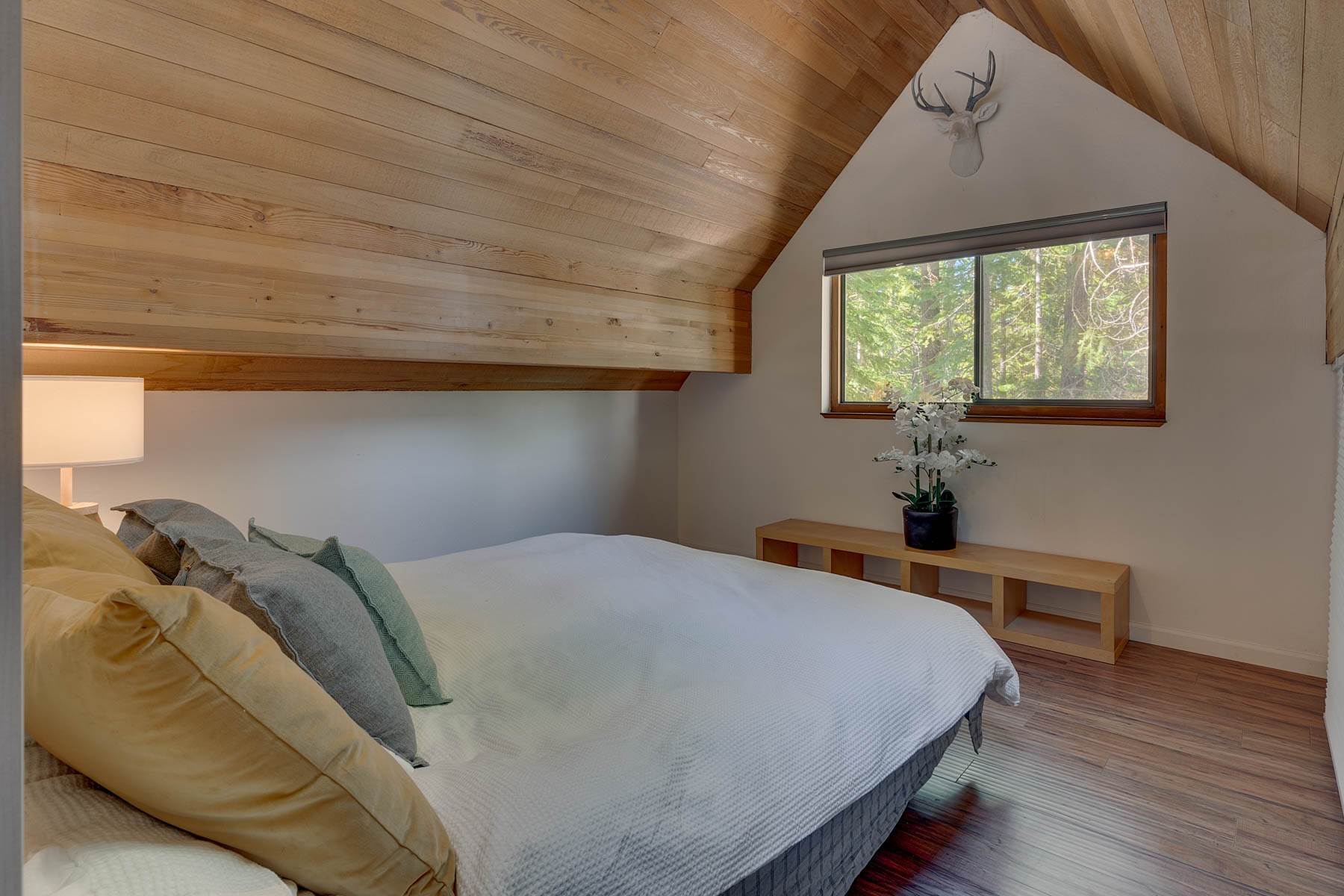 22. Single Family Homes for Active at Cozy Contemporary Cabin 13554 Hansel Ave Truckee, California 96161 United States