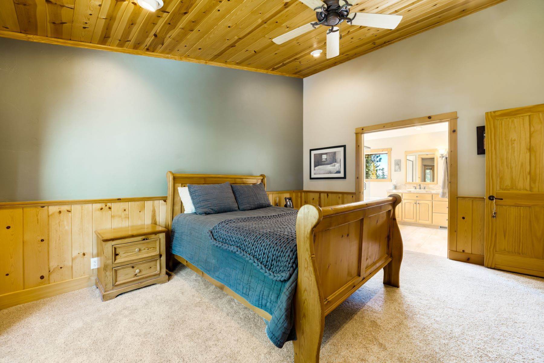 22. Single Family Homes for Active at Stunning North Lake Tahoe Chalet 4150 Robert Avenue Carnelian Bay, California 96140 United States