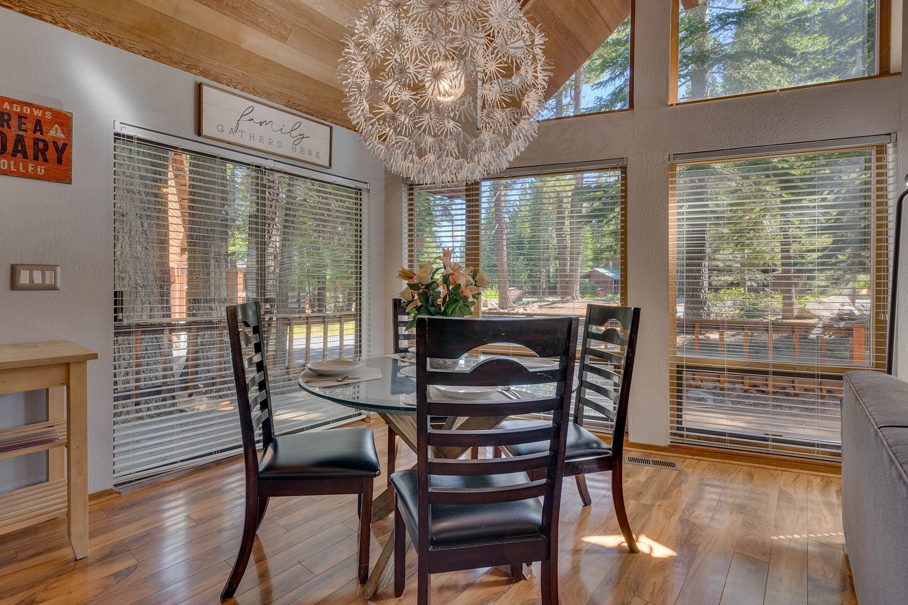 11. Single Family Homes for Active at Cozy Contemporary Cabin 13554 Hansel Ave Truckee, California 96161 United States