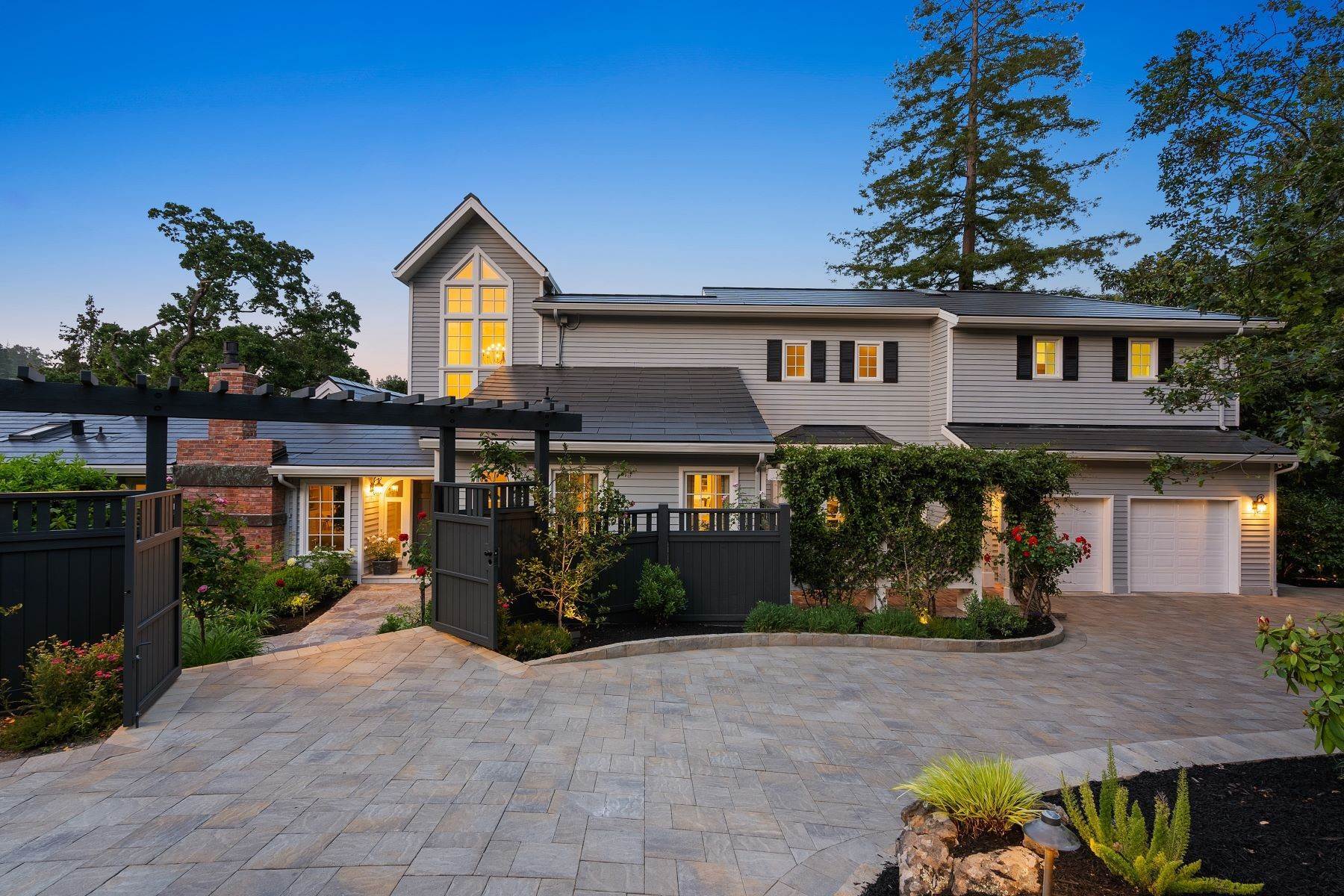 Single Family Homes 为 销售 在 Sleepy Hollow Charmer 17 Normandy Lane 奥林达, 加利福尼亚州 94563 美国