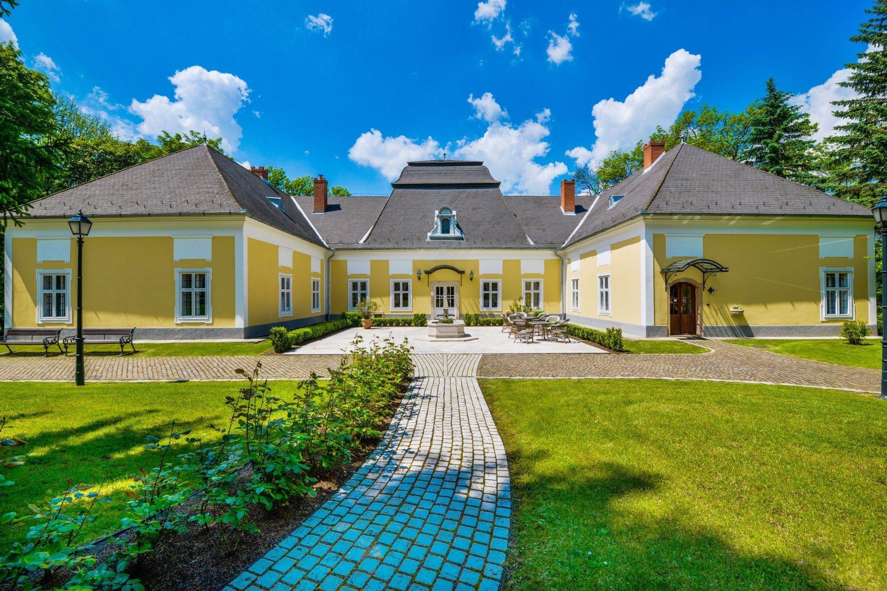 Single Family Homes por un Venta en Pronay Castle Alsopeteny, Nograd Hungary