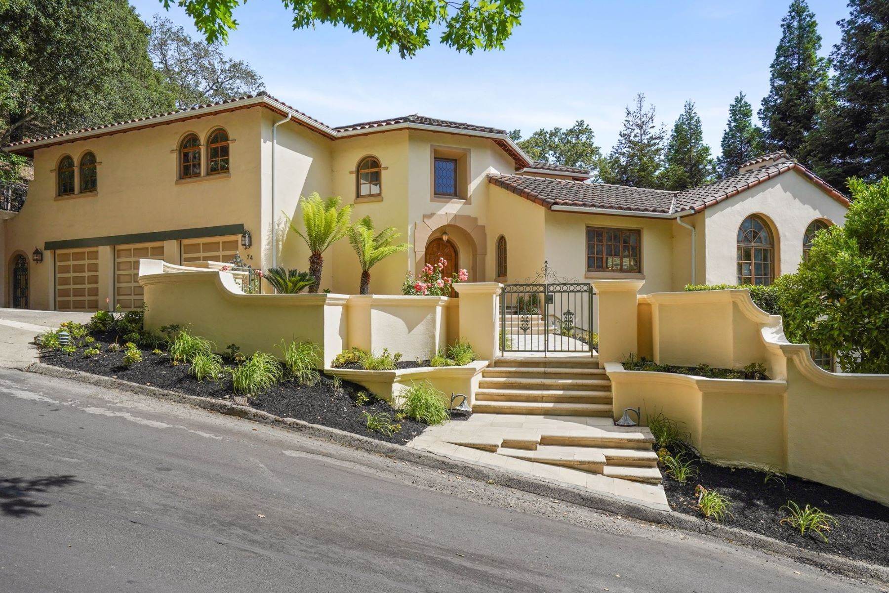 Single Family Homes 为 销售 在 Orinda Downs Elegance 74 Yarrow Valley Lane 奥林达, 加利福尼亚州 94563 美国