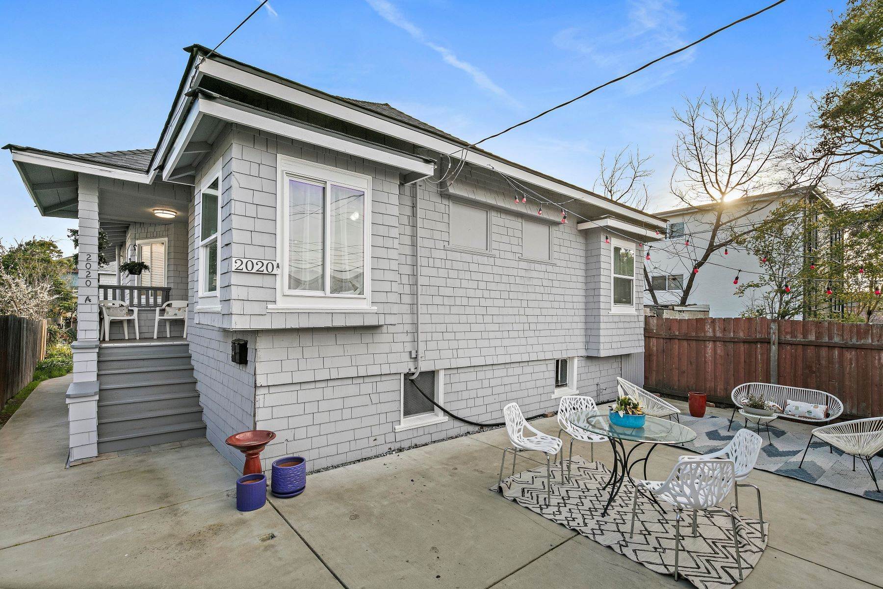 Single Family Homes 为 销售 在 Convenient and Remodeled Bungalow 2020 Blake Street 贝克莱, 加利福尼亚州 94704 美国