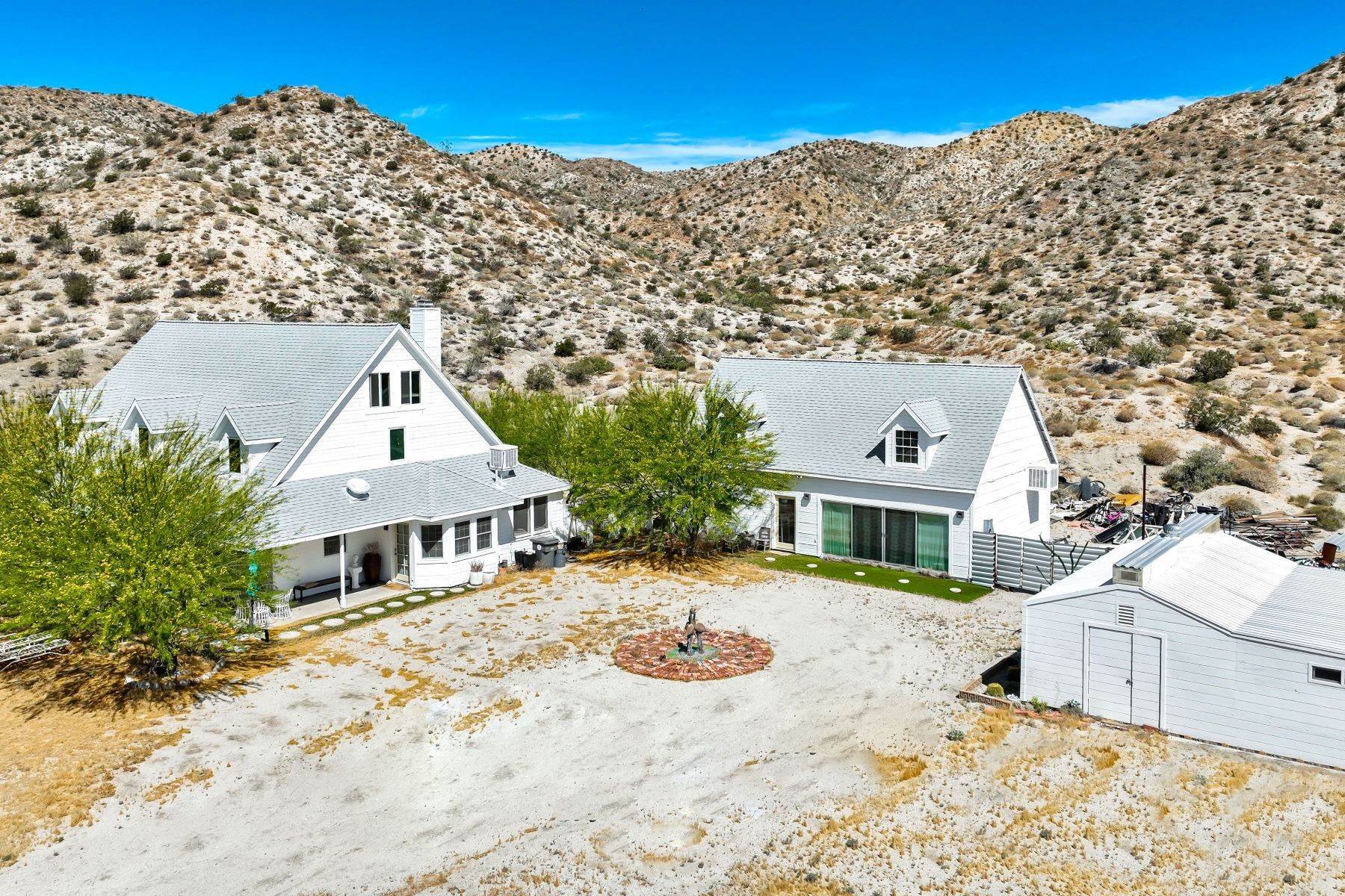 Single Family Homes 为 销售 在 New England style 2 story home sitting on 93 acres comes to the Coachella Valley 7895 Annandale Avenue Desert Hot Springs, 加利福尼亚州 92240 美国