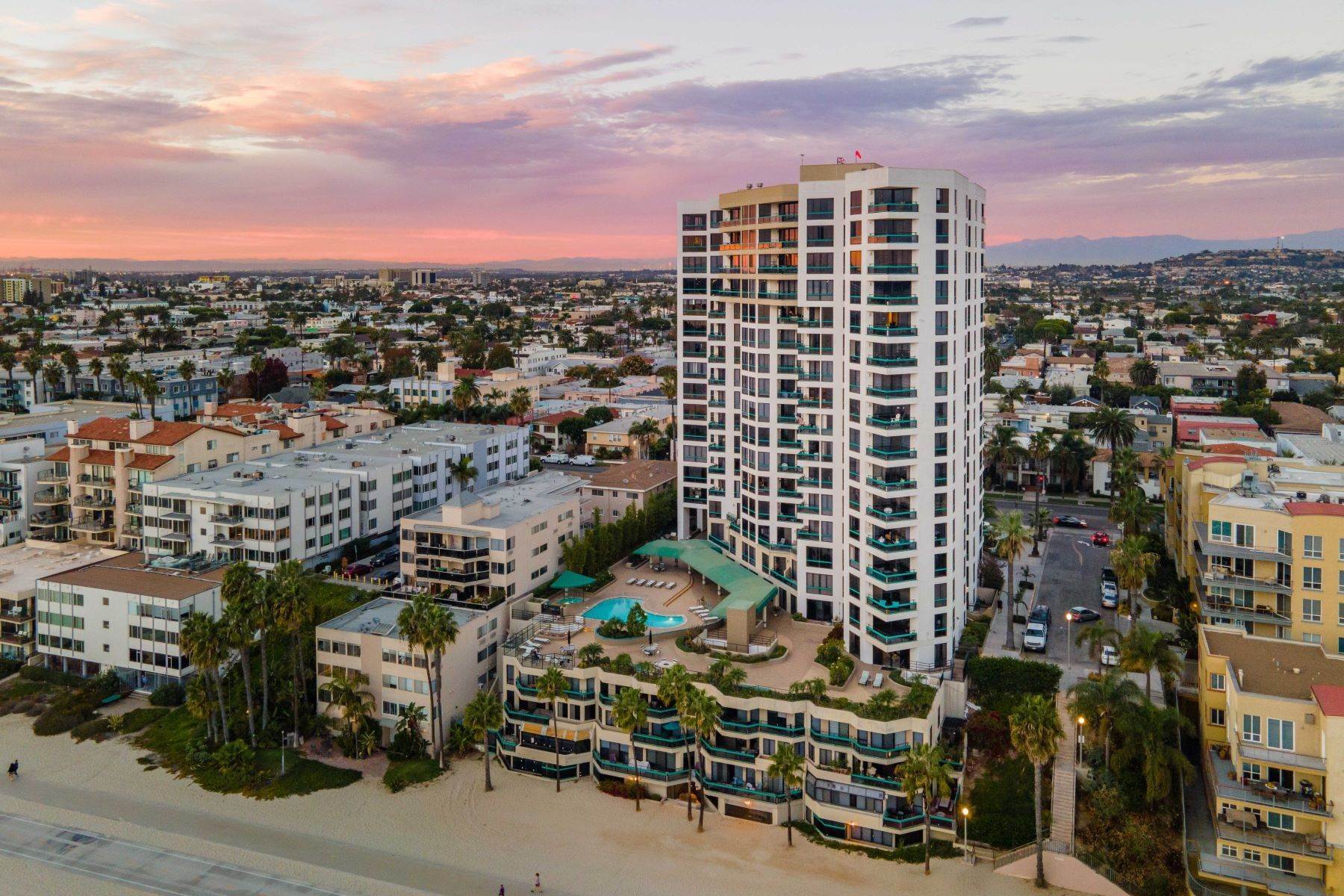 Condominiums 为 销售 在 1310 East Ocean Boulevard #22, Long Beach, CA 90802 1310 East Ocean Boulevard #22 长滩, 加利福尼亚州 90802 美国