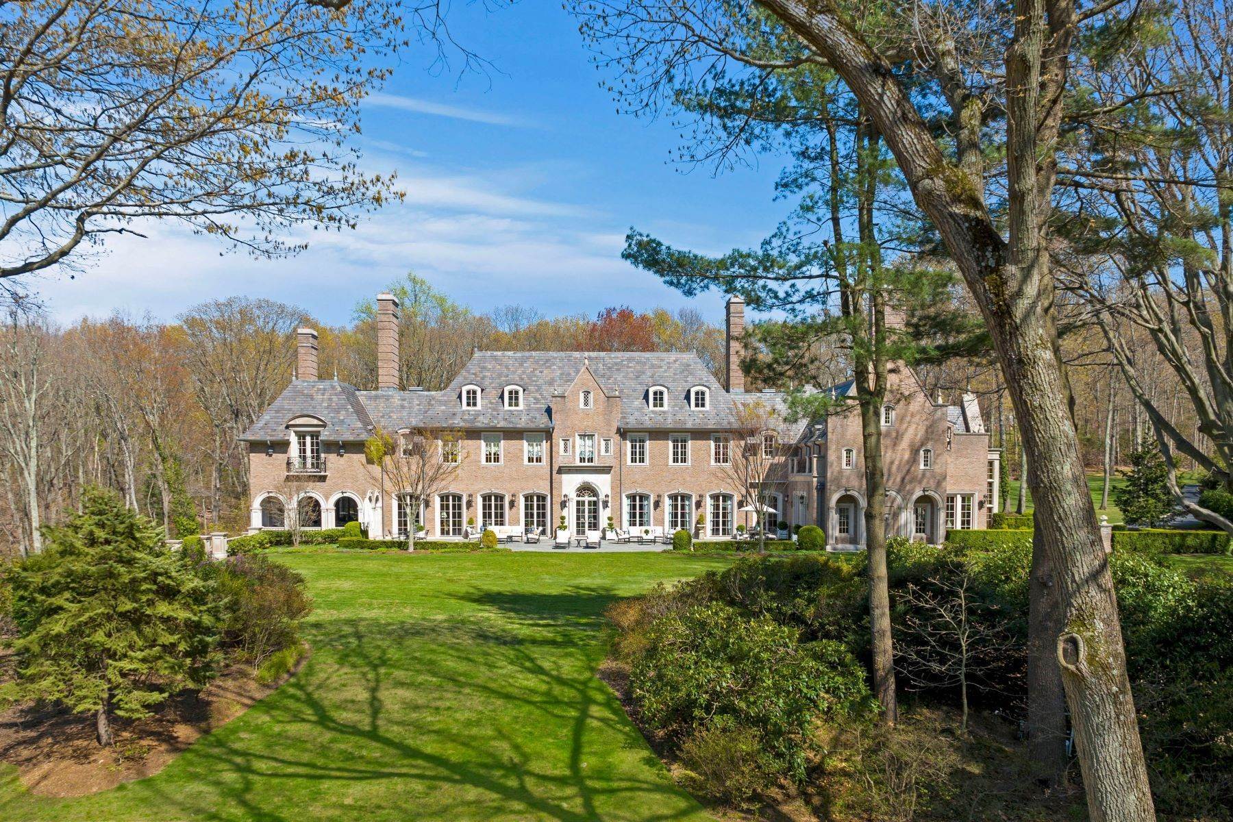 Single Family Homes for Active at 1 Summer Hill Road, Mill Neck, NY, 11765 1 Summer Hill Road Mill Neck, New York 11765 United States