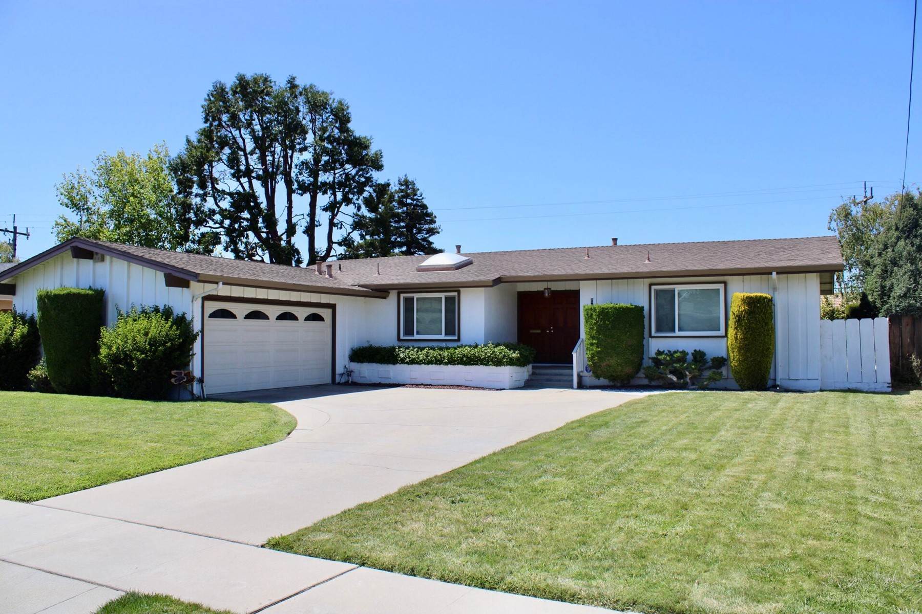 Single Family Homes 为 销售 在 1222 Dickens Drive 萨利纳斯, 加利福尼亚州 93901 美国