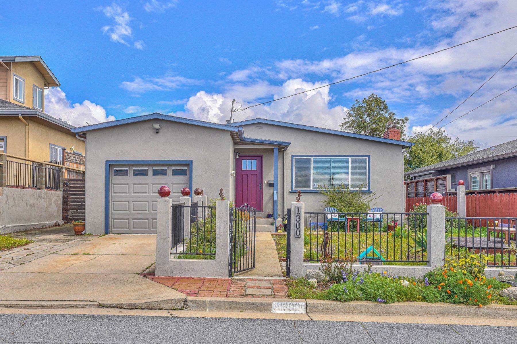Single Family Homes 为 销售 在 1300 Flores Street Seaside, 加利福尼亚州 93955 美国