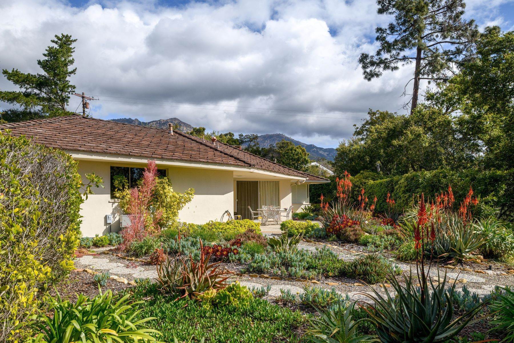 Single Family Homes 为 销售 在 San Roque Single-level Charmer 15 La Lita Lane 圣巴巴拉市, 加利福尼亚州 93105 美国
