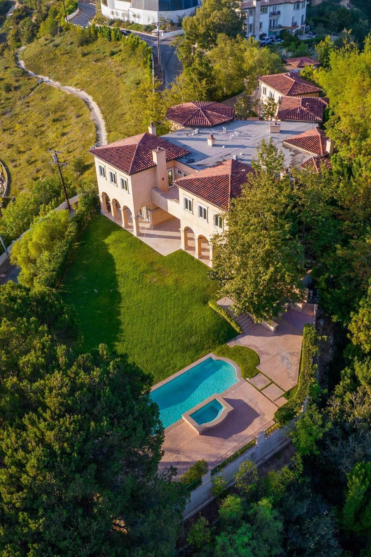 2. Single Family Homes for Active at Magnificent Beverly Hills Estate 2600 Bowmont Drive Beverly Hills, California 90210 United States